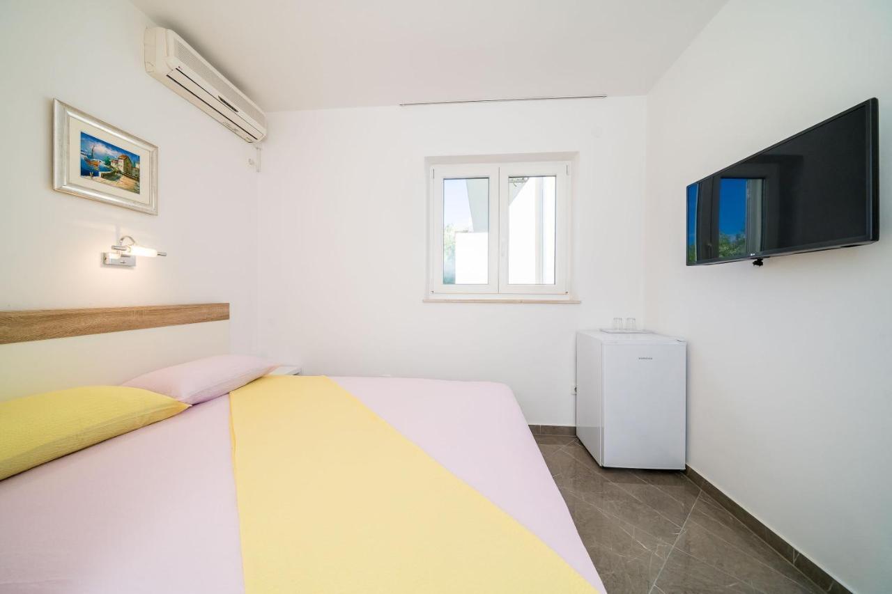 Rooms & Apartments Barisic Mlini Rum bild