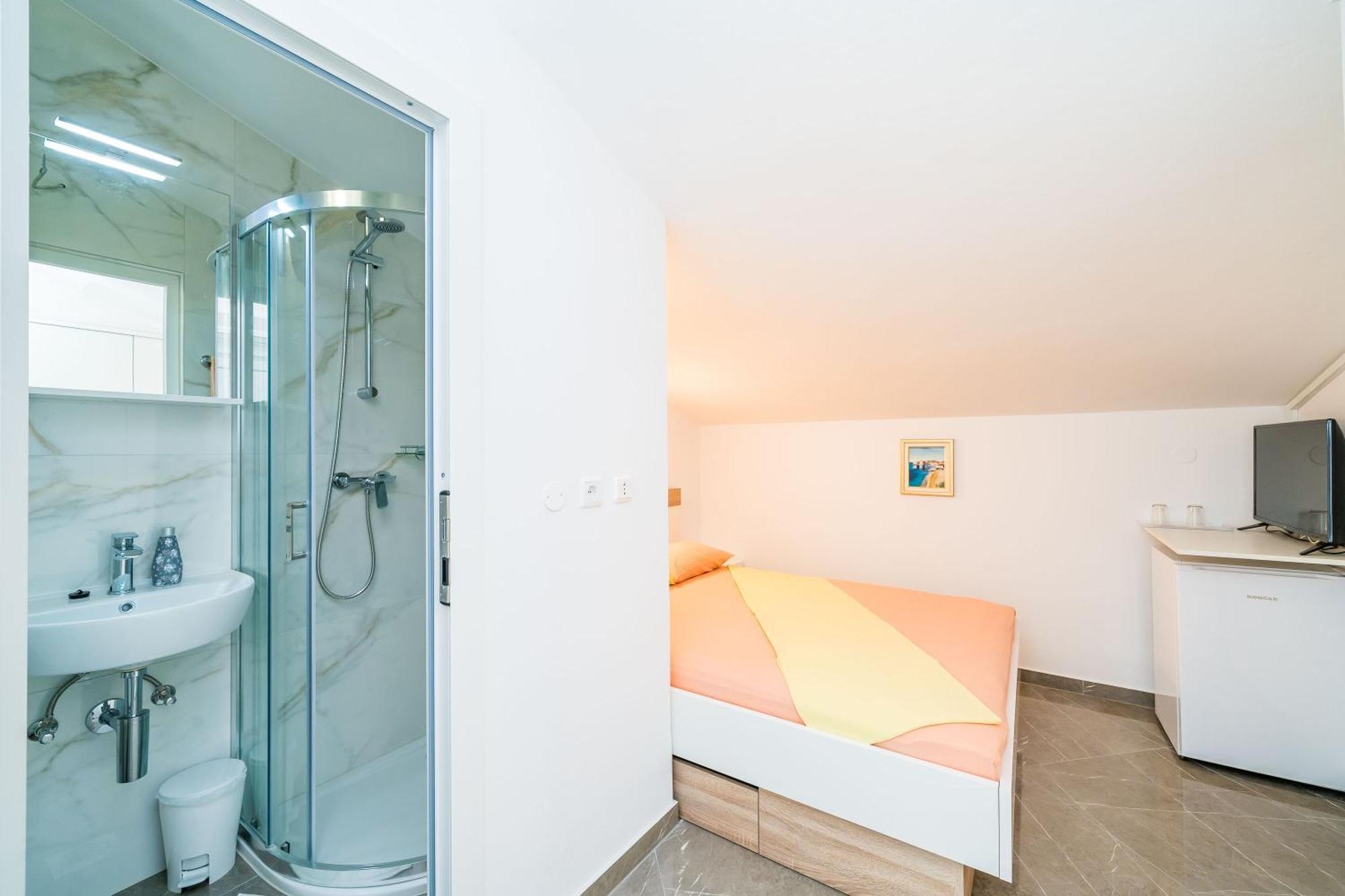 Rooms & Apartments Barisic Mlini Rum bild
