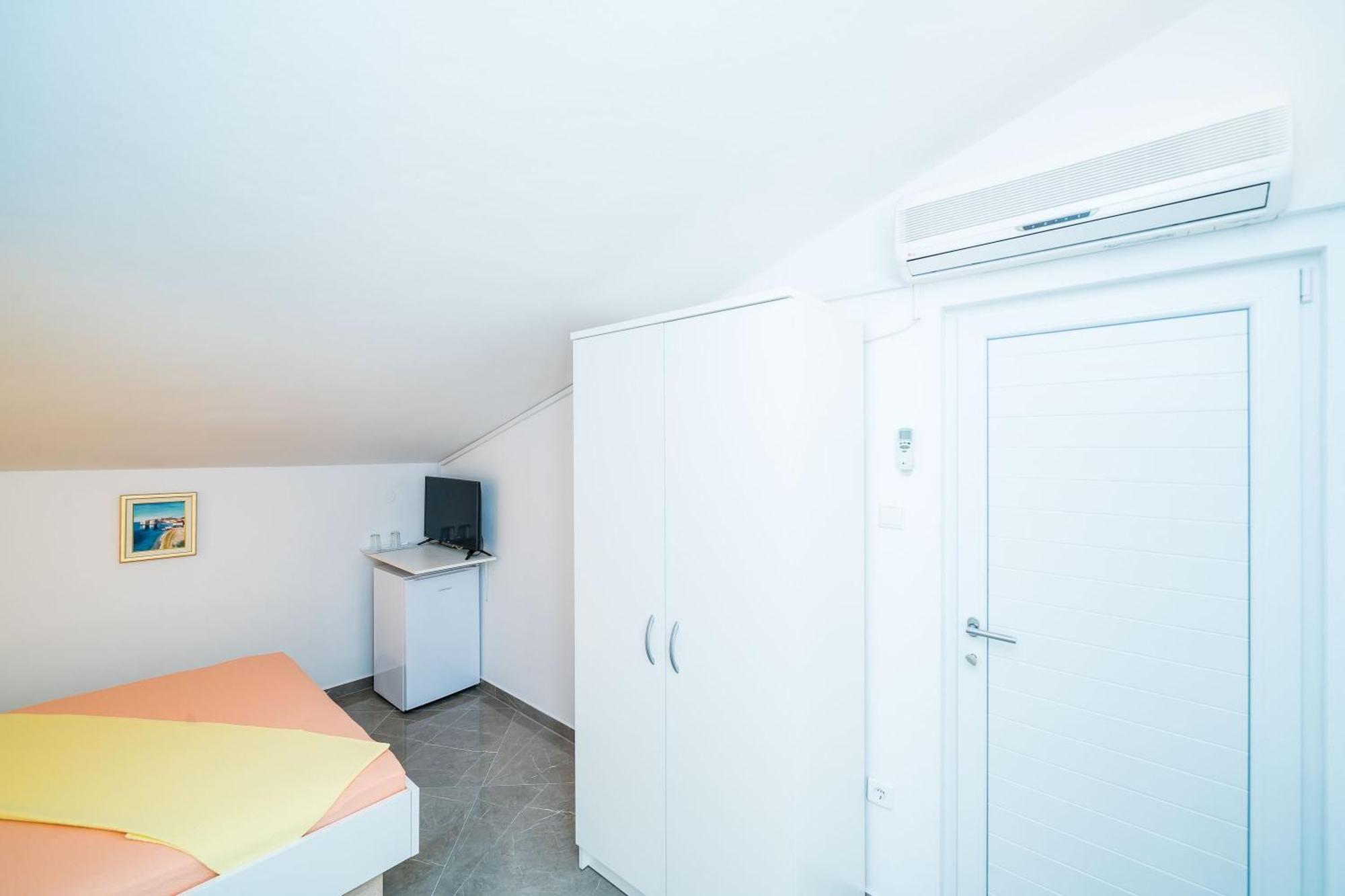 Rooms & Apartments Barisic Mlini Rum bild