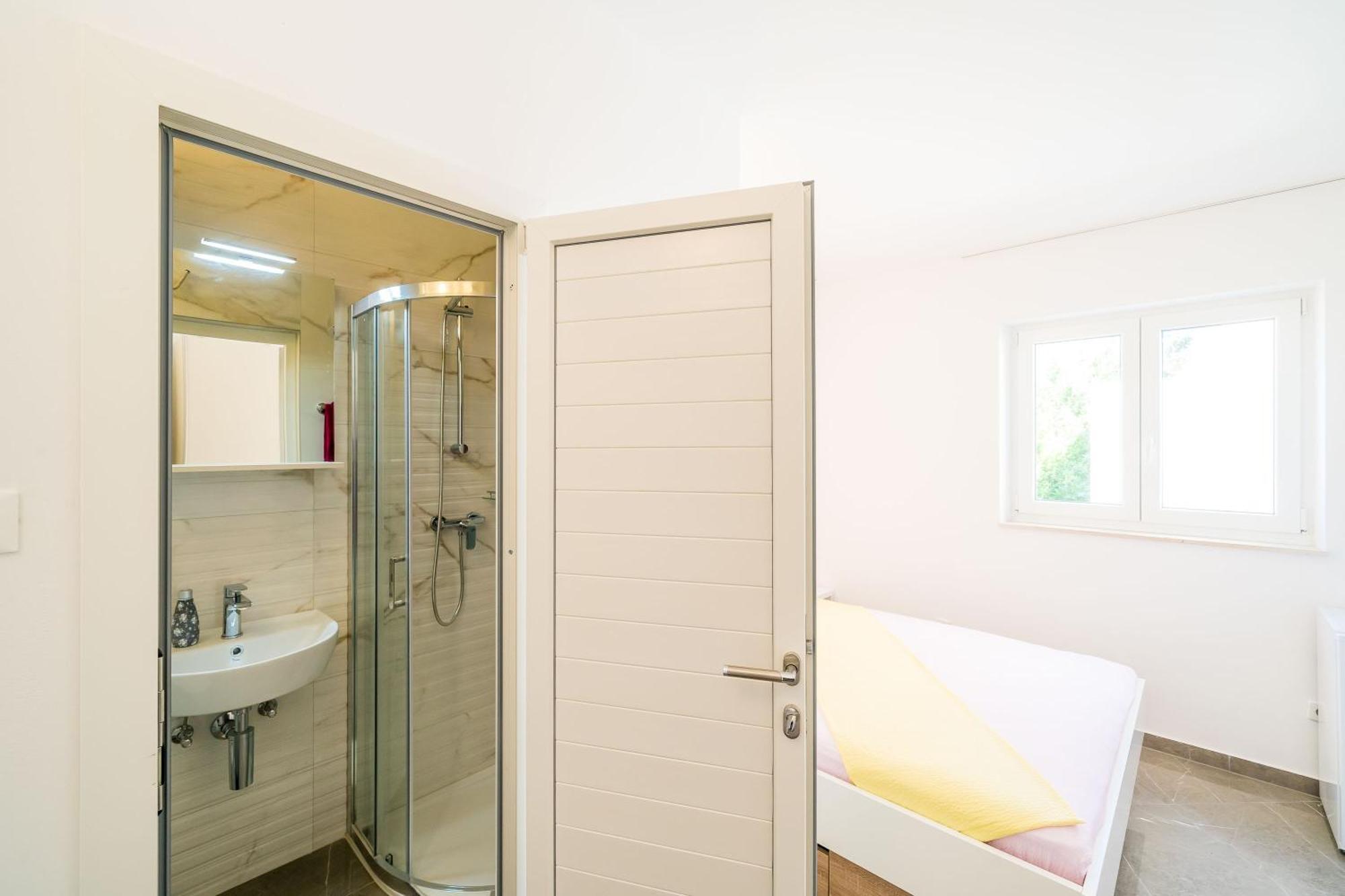 Rooms & Apartments Barisic Mlini Rum bild